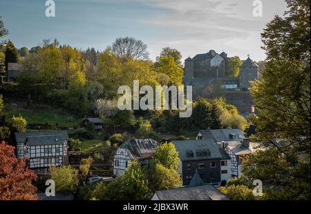 Paesaggio urbano della città vecchia di Monschau vista dall'alto Foto Stock