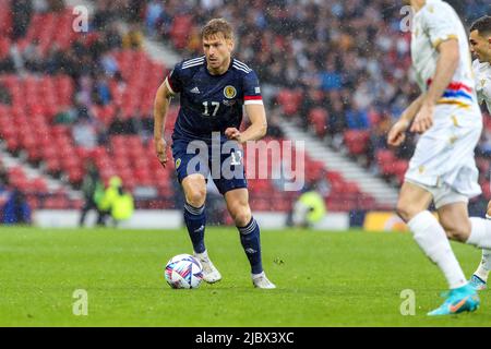 Glasgow, Regno Unito. 08th giugno 2022. La Scozia ha giocato in Armenia all'Hampden Park, lo stadio nazionale di calcio della Scozia, nel primo round della UEFA Nations League. Entrambe le squadre sono nella Lega B, Gruppo 1. Secondo Steve Clark, il manager scozzese, il team spera di passare dalla sconfitta contro l'Ucraina una settimana fa. Credit: Findlay/Alamy Live News Foto Stock