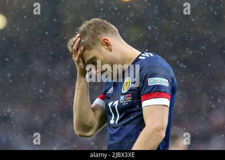 Glasgow, Regno Unito. 08th giugno 2022. La Scozia ha giocato in Armenia all'Hampden Park, lo stadio nazionale di calcio della Scozia, nel primo round della UEFA Nations League. Entrambe le squadre sono nella Lega B, Gruppo 1. Secondo Steve Clark, il manager scozzese, il team spera di passare dalla sconfitta contro l'Ucraina una settimana fa. Credit: Findlay/Alamy Live News Foto Stock