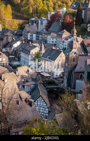 Paesaggio urbano della città vecchia di Monschau vista dall'alto Foto Stock