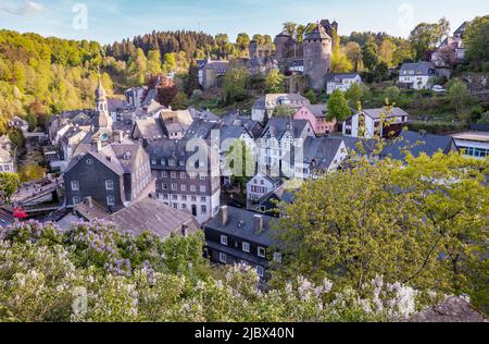 Paesaggio urbano della città vecchia di Monschau vista dall'alto Foto Stock