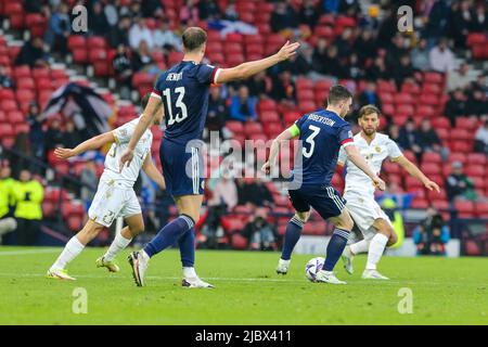 Glasgow, Regno Unito. 08th giugno 2022. La Scozia ha giocato in Armenia all'Hampden Park, lo stadio nazionale di calcio della Scozia, nel primo round della UEFA Nations League. Entrambe le squadre sono nella Lega B, Gruppo 1. Secondo Steve Clark, il manager scozzese, il team spera di passare dalla sconfitta contro l'Ucraina una settimana fa. Credit: Findlay/Alamy Live News Foto Stock