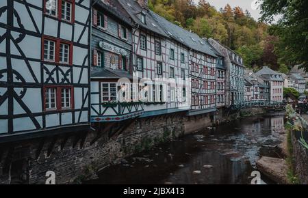 Vista sulle case medievali in legno e sul fiume Rur nella città vecchia di Monschau in Foto Stock