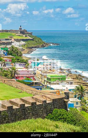 Vista sulla vecchia San Juan, Puerto Rico in una giornata di sole. Foto Stock
