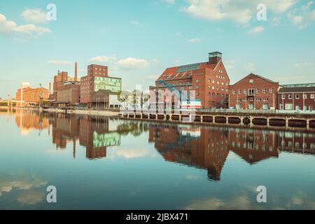 Werhahnmuehle e Kueppersmuehle nel porto interno di Duisburg Foto Stock