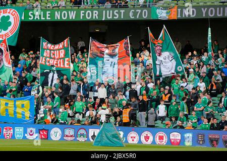 8th giugno 2022; Aviva Stadium, Dublino, Irlanda; UEFA Nations League Football, Repubblica d'Irlanda contro Ucraina; i sostenitori irlandesi con bandiere Foto Stock