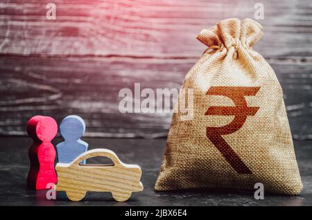 Figurine della coppia e borsa di soldi della rupia indiana. Politica dei trasporti. Ricerca sociale, preferenze dei consumatori. Marketing e targeting. Sovvenzione demografica. INVE Foto Stock