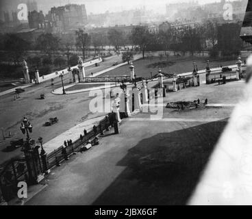 Buckingham Palace bombardato di nuovo in RAID recente - altri crateri nel piazzale del Palazzo sono visti in questa foto, appena rilasciato per la pubblicazione. Buckingham Palace è stato colpito di nuovo da una bomba durante un recente raid a Londra. In questa occasione il North Lodge subite alcuni danni. Marzo 12, 1941. (Foto di stampa associata). Foto Stock
