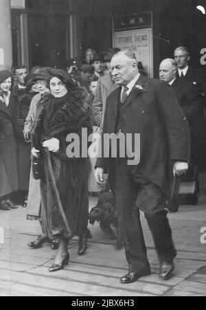 Una Vacanza reale: La duchessa di Gloucester, lasciando la stazione ferroviaria di Inverness, sulla strada da Londra a Suisgill, Sutherland, dove lei e il Duca hanno trascorso una tranquilla vacanza con Brigadier-Generale Paynier. Maggio 29, 1936. Foto Stock