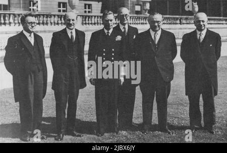 Il Re e il suo Gabinetto: Il Re fotografò con i membri del Gabinetto nel giardino di Buckingham Palace fino ad oggi. (Da sinistra a destra) Sig. Morrison, Sig. Attlee, Sig. Arthur Greenwood, Sig. Bevin e Sig. Alexander. Agosto 15, 1945. (Foto di London News Agency). Foto Stock