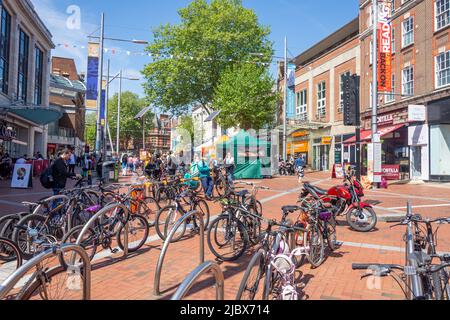 Portabiciclette su Broad Street, Reading, Berkshire, Inghilterra, Regno Unito Foto Stock