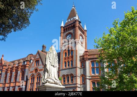 La statua della Regina Vittoria e il Museo di lettura e il Municipio da Friar Street, Reading, Berkshire, Inghilterra, Regno Unito Foto Stock