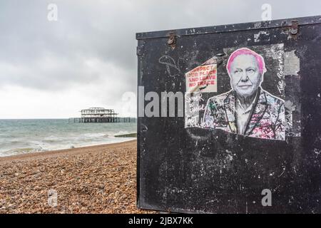 "Respect our Place and leave no trace", poster di David Attenborough su un bidone lungo la passeggiata lungo la spiaggia di Brighton giugno 2022, East Sussex, Inghilterra, Regno Unito Foto Stock