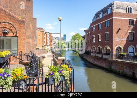 Riverside Apartments and walkway, Kennett & Avon Canal, Reading, Berkshire, Inghilterra, Regno Unito Foto Stock