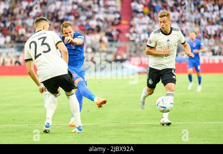 Harry KANE, Inghilterra 9 gareggia per la palla, affrontando, duello, header, zweikampf, Azione, lotta contro Joshua Kimmich, DFB 6 Nico Schlotterbeck, DFB 23 nella UEFA Nations League 2022 partita GERMANIA - INGHILTERRA 1-1 nella stagione 2022/2023 il 07 giugno 2022 a Monaco di Baviera, Germania. © Peter Schatz / Alamy Live News Foto Stock