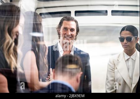 Washington, Stati Uniti. 08th giugno 2022. Matthew McConaughey sua moglie Camila Alves (in bianco) sulla metropolitana del Senato al Campidoglio degli Stati Uniti. Credit: SOPA Images Limited/Alamy Live News Foto Stock