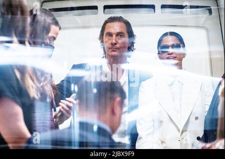 Washington, Stati Uniti. 08th giugno 2022. Matthew McConaughey sua moglie Camila Alves (in bianco) sulla metropolitana del Senato al Campidoglio degli Stati Uniti. Credit: SOPA Images Limited/Alamy Live News Foto Stock
