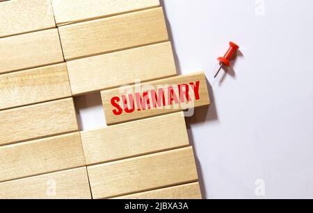 PAROLA DI SINTESI su cubi di legno, concetto di sintesi. Foto Stock