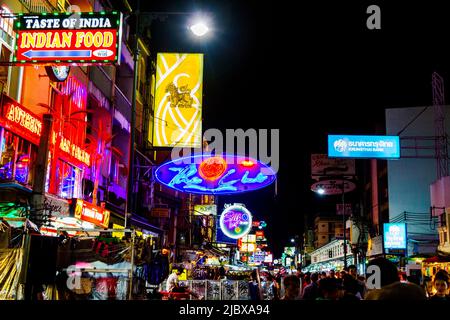 Khao san Rd in una notte affollata a Bangkok piena di turisti e backpackers che vengono per divertimento e feste. Foto Stock