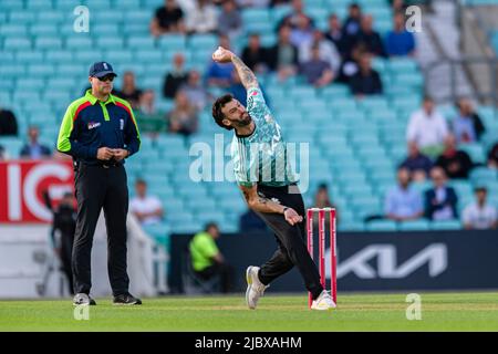 LONDRA, REGNO UNITO. 08th Giu 2022. REECE Topley del Surrey Cricket Club in azione durante Vitality Blast - Surry vs Sussex Sharks al Kia Oval Cricket Ground mercoledì 08 giugno 2022 a LONDRA INGHILTERRA. Credit: Taka G Wu/Alamy Live News Foto Stock