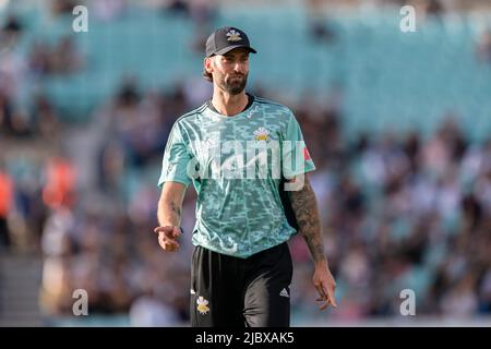 LONDRA, REGNO UNITO. 08th Giu 2022. REECE Topley di Surrey Cricket Club durante Vitality Blast - Surry vs Sussex Sharks al Kia Oval Cricket Ground mercoledì 08 giugno 2022 a LONDRA INGHILTERRA. Credit: Taka G Wu/Alamy Live News Foto Stock