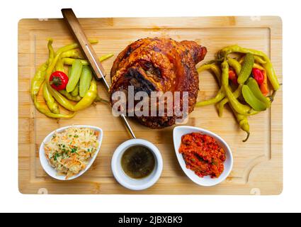 Ham Hock arrosto con verdure sottaceto su vassoio di legno Foto Stock
