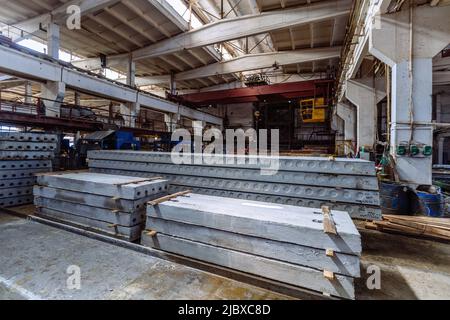 Linea di produzione di lastre di cemento armato Foto Stock