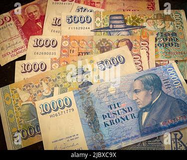 Immagine orizzontale di un assortimento di króna islandesi o banconote. Composizione di note di 10.000, 5000, 1000 e 500 króna. Rilasciato dal Seðlabanki Íslan Foto Stock