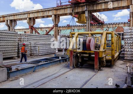Linea di produzione di lastre di cemento armato Foto Stock