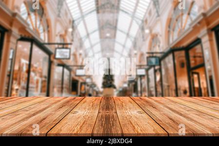 Tavola vuota di legno davanti a sfondo sfocato astratto di caffè shop . tavola di legno davanti può essere usato per mostrare o montaggio i vostri prodotti. Foto Stock