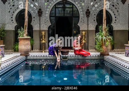 Medina, Marrakech, Marocco. 13th Nov 2021. Un modello meraviglioso si pone all'interno di un ambiente domestico a Medina, Marocco, Africa (Credit Image: © Walter G. Arce Sr./ZUMA Press Wire) Foto Stock