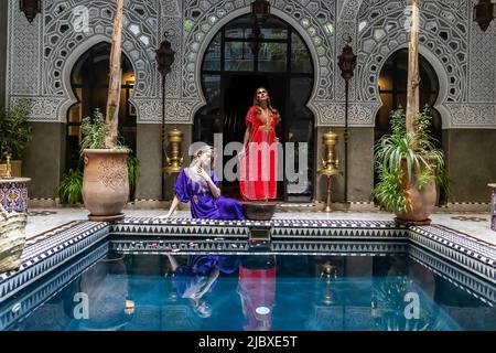 Medina, Marrakech, Marocco. 13th Nov 2021. Un modello meraviglioso si pone all'interno di un ambiente domestico a Medina, Marocco, Africa (Credit Image: © Walter G. Arce Sr./ZUMA Press Wire) Foto Stock