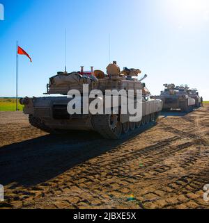 Tre M1 Abrams da 1st Combined Arms Battaglione, 63rd Armor Regiment, 2nd Armored Brigade Combat Team, 1st Infanttry Division, preparano per un'ispezione finale prima di lasciare il complesso Douthit Gunnery e il complesso Digital Multipurpose Range a Fort Riley, Kansas, 2 giugno 2022. 1st BN., 63rd. Le manovre di scout qualificate e preformate dell'equipaggio di Armor Rett.s si sono svolte in un periodo di due giorni. (STATI UNITI Esercito foto di PFC. Kenneth Barnet, 19th distaccamento degli affari pubblici) Foto Stock