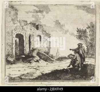Su un blocco di pietra siede un giovane uomo con un pattino sul suo grembo. Un uomo con un cappello è in piedi accanto a lui. Indica la rovina che il giovane guarda. Tiene l'altro braccio sulla schiena, disegnatore ad una rovina., tipografo: Johannes Huibert Prins, 1767 - 1806, carta, incisione, h 128 mm x w 148 mm Foto Stock