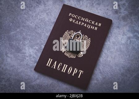 Divieto per i cittadini russi. Passaporto bloccato. Bordi chiusi. Restrizioni di viaggio per persone provenienti dalla Russia. Acquisto di biglietti all'estero. Foto Stock