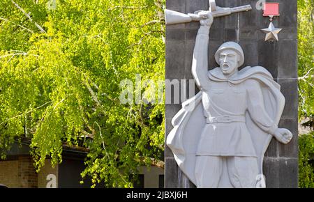 Memoriale commemorativo. Posa dei fiori al fuoco eterno. Omaggio alla memoria dei soldati caduti. Fiori e un saldatore per soldati. Foto Stock