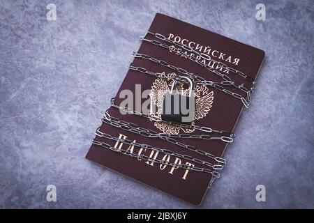 Divieto per i cittadini russi. Passaporto bloccato. Bordi chiusi. Restrizioni di viaggio per persone provenienti dalla Russia. Acquisto di biglietti all'estero. Foto Stock