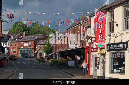 Lymm Village Center, con bunting, bandiere britanniche sindacali, per celebrazioni reali, Warrington, Cheshire, Inghilterra, Regno Unito, WA13 0HP Foto Stock