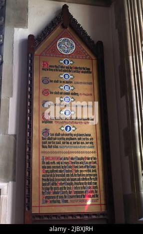 I 10 comandamenti sono elencati nella chiesa di St Oswald, Golborne Rd, Winwick, Warrington, Cheshire, Inghilterra, WA2 8SZ Foto Stock