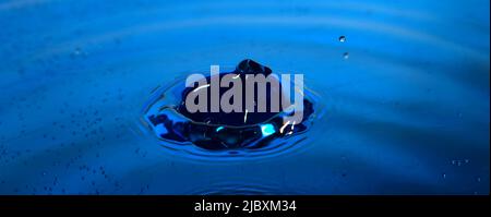 Fotografia d'acqua, primo piano di spruzzi d'acqua di colore blu Foto Stock