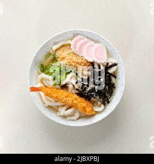 Giapponese Shrimp Tempura Udon Noodle con Nori Laver, Sesame Seed Topping, vista dall'alto con spazio di copia per testo Foto Stock