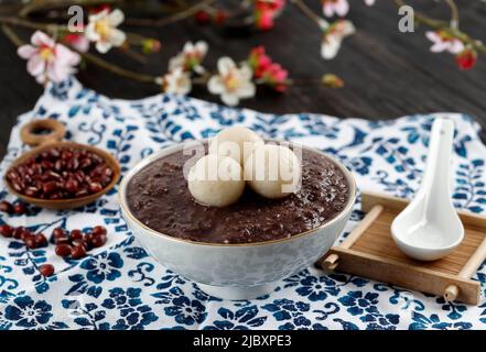 Korean Food Patjuk o Red Bean porridge con torta di riso rotonda, mangiare al Solstice Festival invernale Foto Stock