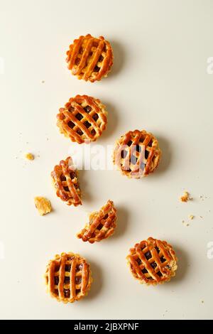 Ananas Pie o Nastar Keranjang, popolare come ananas Tart. Croci di torta con confettura di ananas all'interno e sormontato con torta di lattice. Popolare per Hari Raya Leba Foto Stock