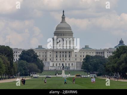WASHINGTON, D.C. – 27 agosto 2022: La gente è vista vicino al Campidoglio degli Stati Uniti. Foto Stock