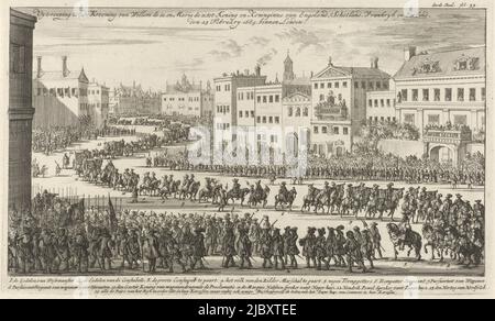 Una lunga processione con i parlamentari per le strade di Londra per proclamare l'incoronazione del Principe e della Principessa d'Orange come Re e Regina d'Inghilterra, 23 febbraio 1689. Nella didascalia le leggende 1-15. Stampa in alto a destra: Terza parte: Fol: 33., proclamazione per l'incoronazione del Principe e della Principessa d'Orange, 1689 UYT Roeping tot de Krooning van Willem de III, en Maria de II, tot Koning en Koninginne van Engeland, Schotland, Vrankryk en Ierland. Den 23 febbraio 1689, binnen Londen , tipografia: Jan Luyken, Amsterdam, 1689 - 1691, carta, acquaforte, a 177 mm x l 293 Foto Stock