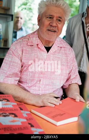 Madrid, Spagna. 08th giugno 2022. Il regista Pedro Almodovar ha visto durante la firma di copie del libro 'Parallel Mothers', alla Fiera del Libro di Madrid nel Parco del Retiro di Madrid. Credit: SOPA Images Limited/Alamy Live News Foto Stock