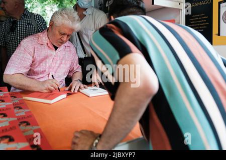 Madrid, Spagna. 08th giugno 2022. Il regista Pedro Almodovar ha visto durante la firma di copie del libro 'Parallel Mothers', alla Fiera del Libro di Madrid nel Parco del Retiro di Madrid. (Foto di Atilano Garcia/SOPA Images/Sipa USA) Credit: Sipa USA/Alamy Live News Foto Stock