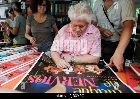 Madrid, Spagna. 08th giugno 2022. Il regista Pedro Almodovar ha visto durante la firma di copie del libro 'Parallel Mothers', alla Fiera del Libro di Madrid nel Parco del Retiro di Madrid. (Foto di Atilano Garcia/SOPA Images/Sipa USA) Credit: Sipa USA/Alamy Live News Foto Stock