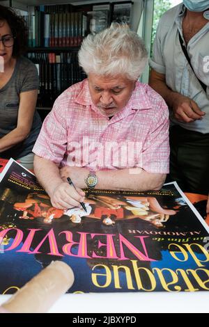 Madrid, Spagna. 08th giugno 2022. Il regista Pedro Almodovar ha visto durante la firma di copie del libro 'Parallel Mothers', alla Fiera del Libro di Madrid nel Parco del Retiro di Madrid. (Foto di Atilano Garcia/SOPA Images/Sipa USA) Credit: Sipa USA/Alamy Live News Foto Stock