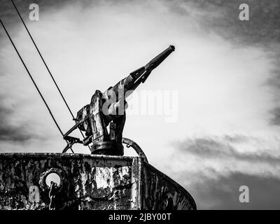 Black & White, la pistola di Harpoon sul catcher balena presso la storica stazione di caccia alle balene a Grytviken, Georgia del Sud Foto Stock